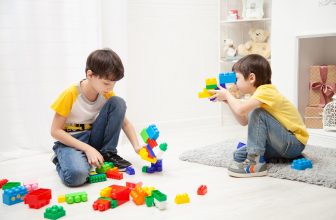 Uw ouderschapsgids om kinderen te leren over delen